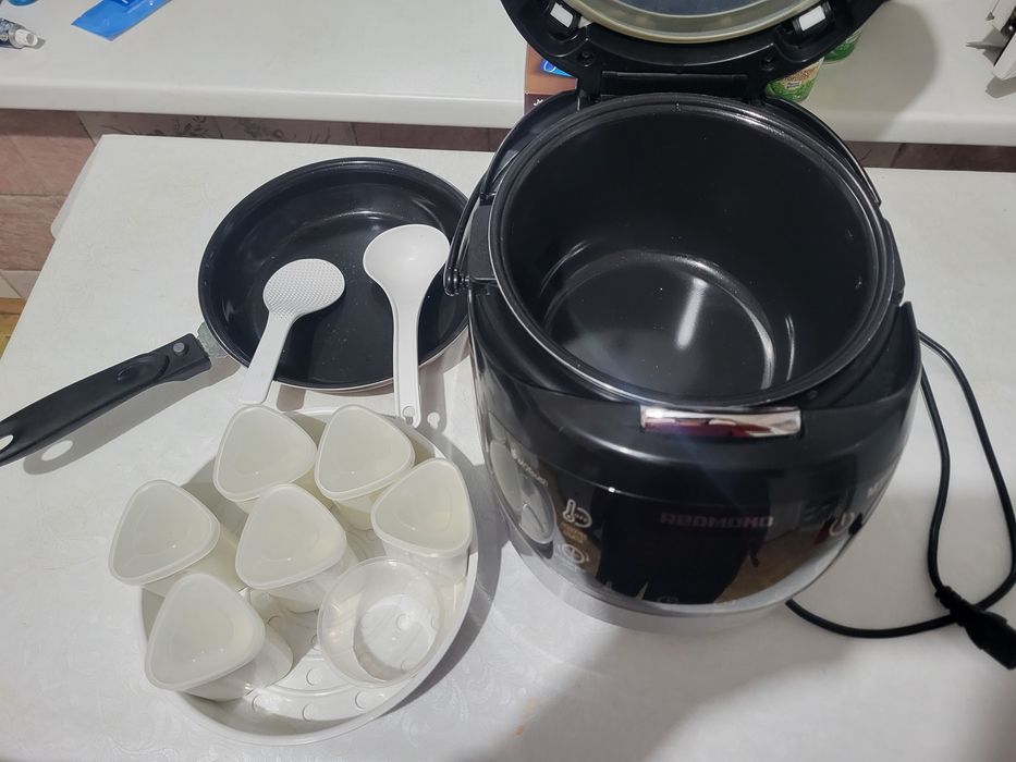 Мультиварка REDMOND RMK-M911