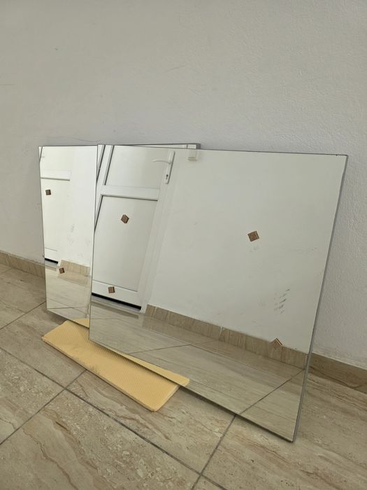 Oglinda cu sistem de prindere perete