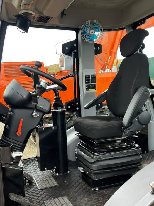 Срочно продоется эксковатор погрузчик model RC 388.