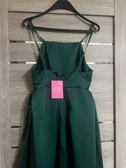 Розовое платье французской длины