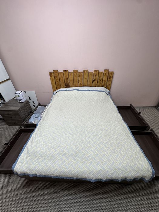 Спальная кровать с матрасом