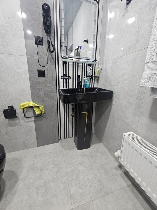 Unitaz, rakovina aksesuarlari bilan beriladi