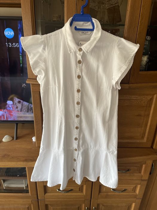 Бяла дънкова рокля