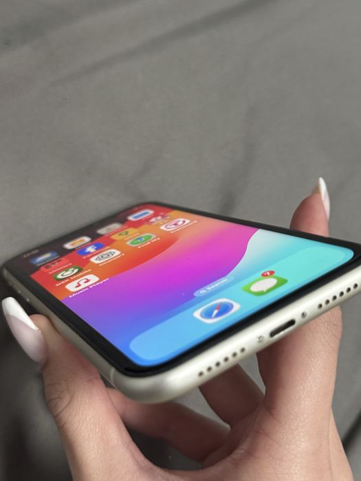 Айфон 11 бял запазен