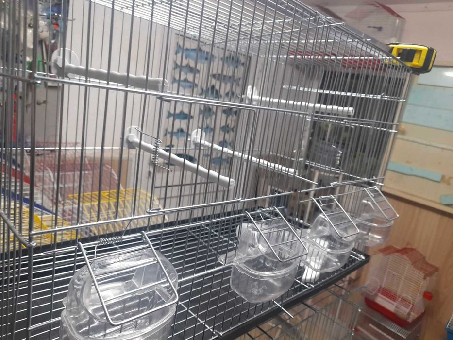 Клетки за папагали и разплодни воалиери за канарчета.