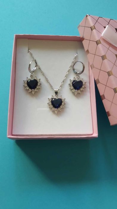 Нов, дамски сребърен комплект- гривна и колие с цветя/ сърца/.В кутия.