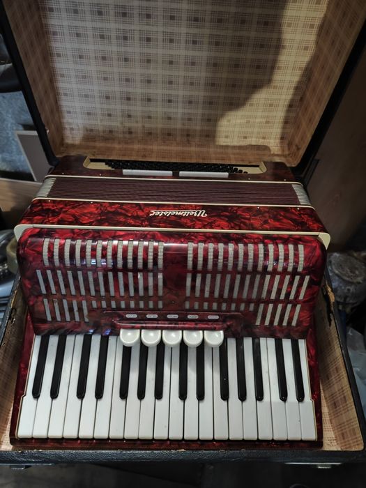 Акордеон Weltmeister 80 баса