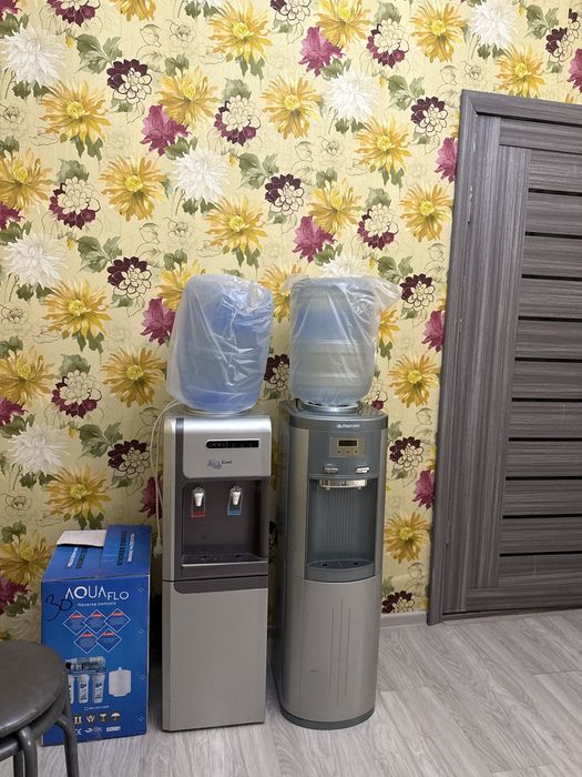 Куллер для воды с бутылями