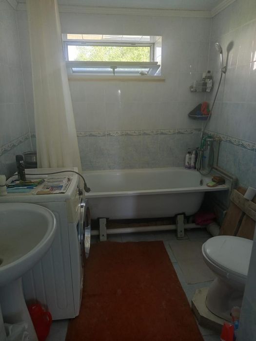 Үй сатылады орта жағдайда.