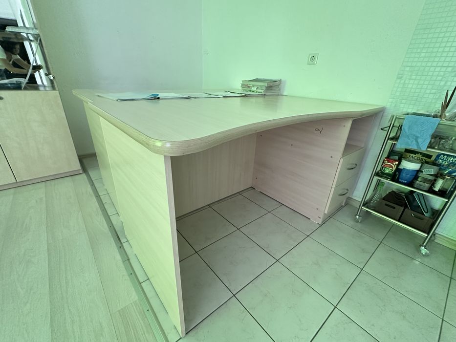 Продам 2 стола офисных