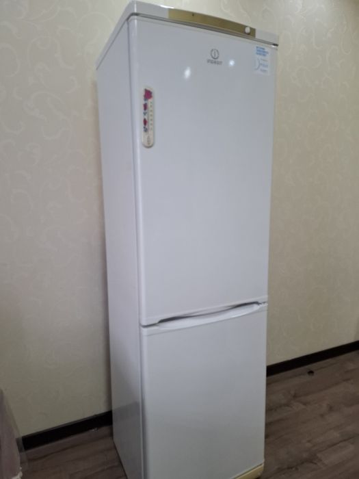 Продаеться Холодильник Indesit