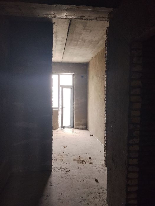 Тезда 1 хонали 5 каватда жойлашган квартира сотилади Манзил Шарк 1  sh