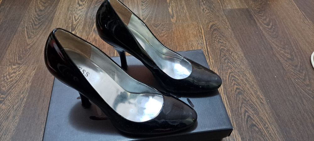 Стилни дамски обувки GUESS 39 номер