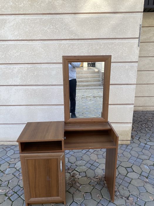 Продам туалетный столик с зеркалом