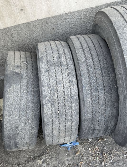 Резину грузовую продам.