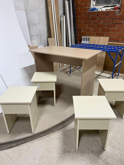 Продам стол со стульями.