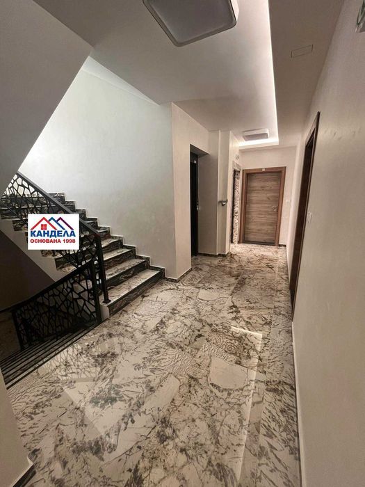 Продава се Тристаен апартамент в Пловдив, Младежки Хълм - 141 кв.м за 1043 €/кв.м - Снимка #2