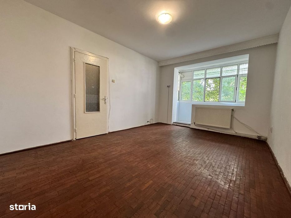 Bacău, apartament cu 3 camere, etaj 2/4, cu centrala, semicentral — fotografia 1