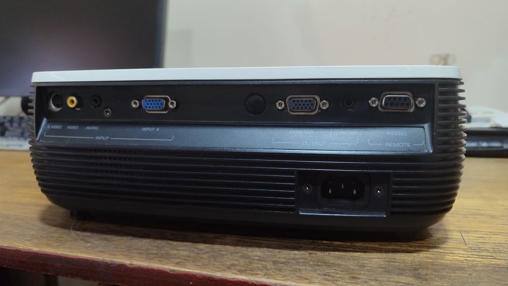 Proektor SONY sotiladi