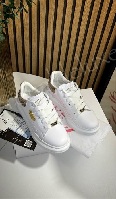 Stoc Adidasi dama Guess