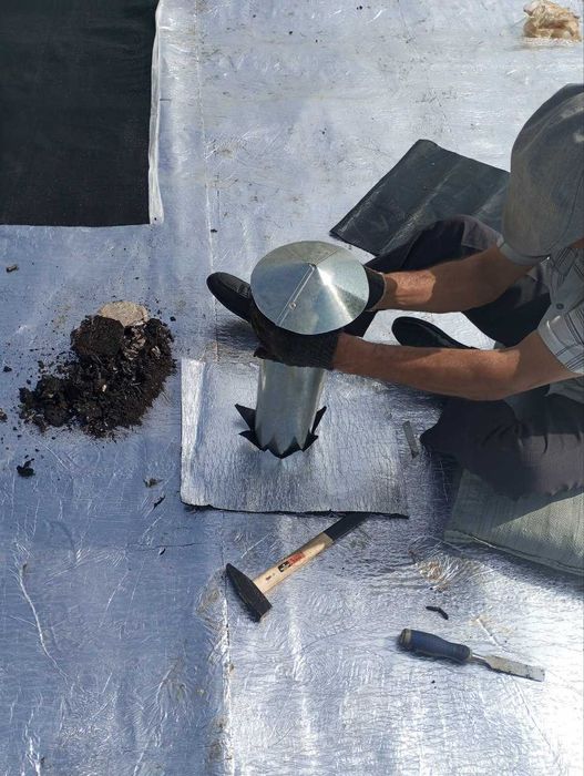 Покрытие крыши Фольгоизолом с гарантией от фирмы.