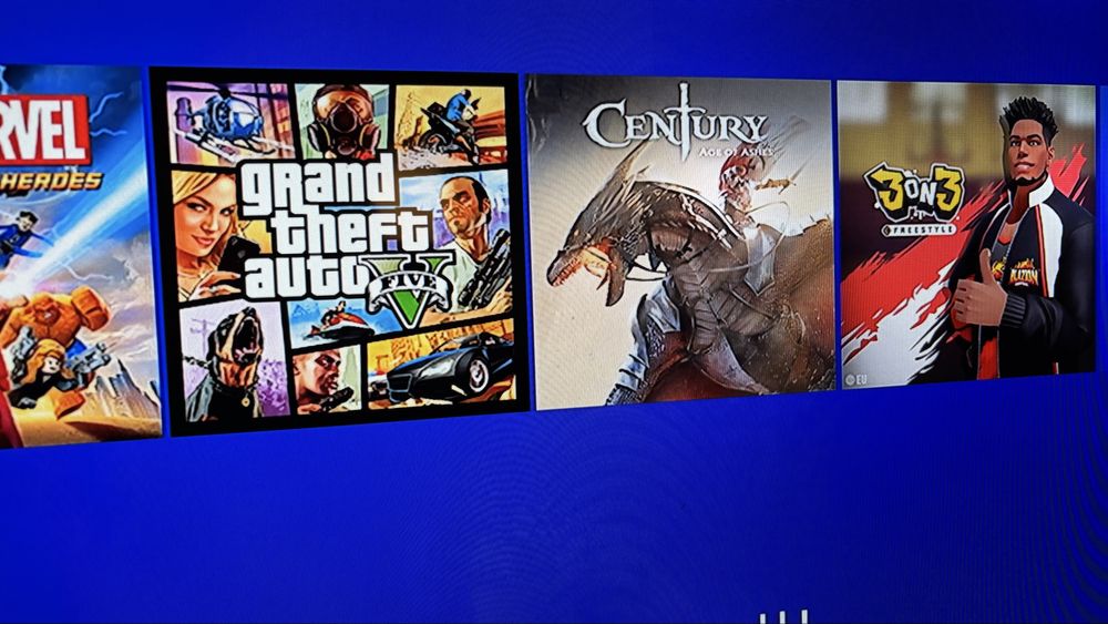 Ps4 + doua joystik-uri si incarcator + volan PS