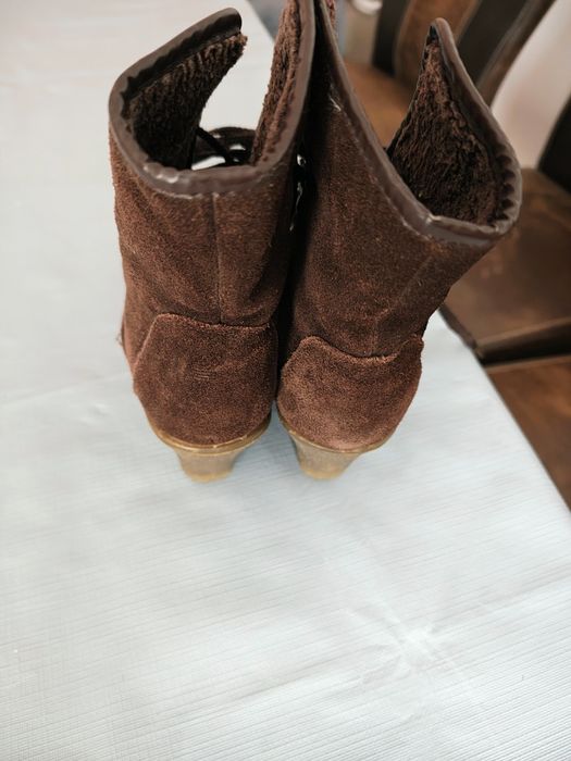 Ghete mărimea 37. Preț.50 lei.