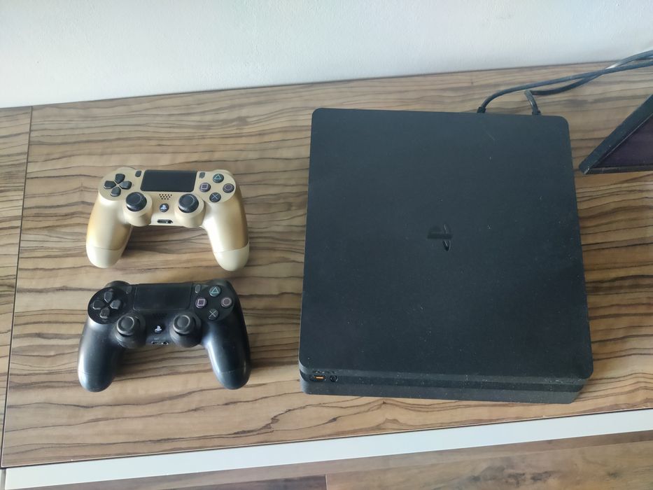 Playstation 4 slim 1TB, два контролера и игри