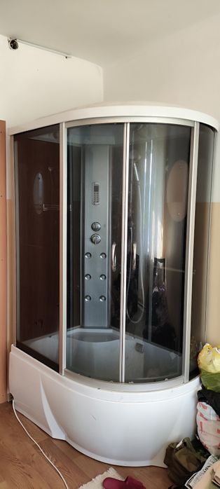 Ванна с душевой кабиной