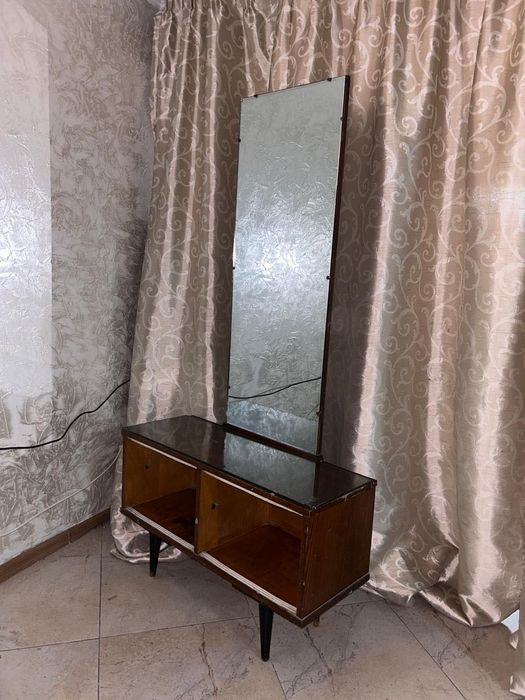 Трюмо с зеркалом!