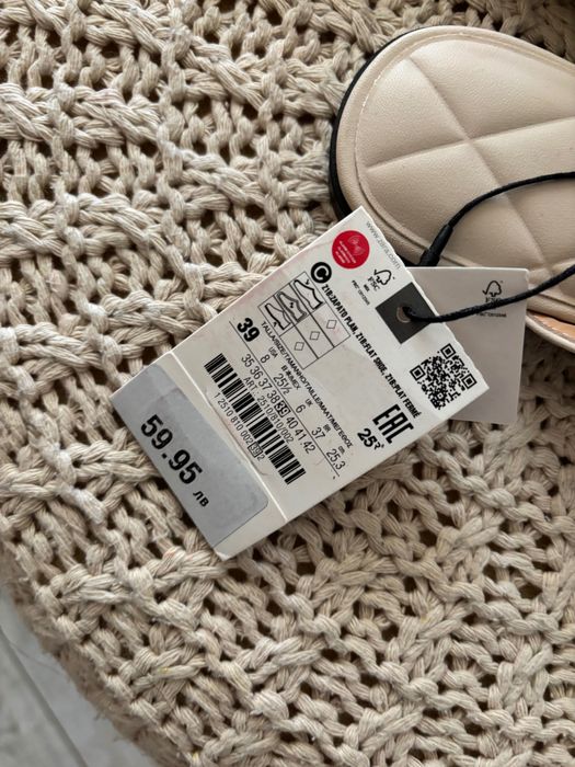 Модерни бежеви обувки ZARA