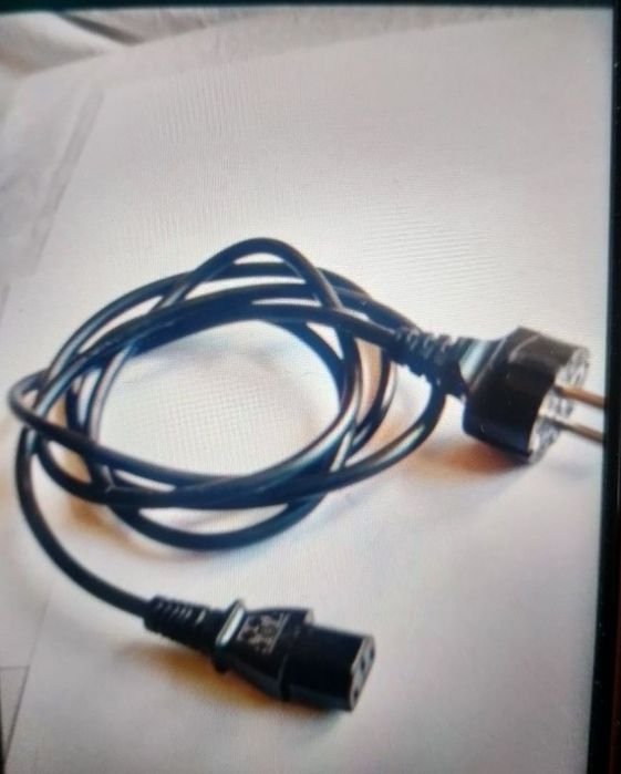 Cablu de alimentare 220 V, pentru calculatoare și alte echipamente.