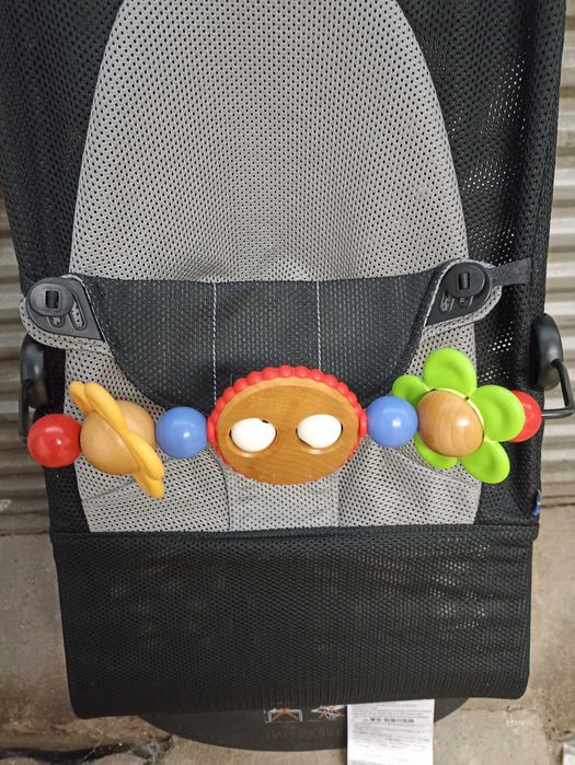Бебешки шезлонг BabyBjorn с играчка