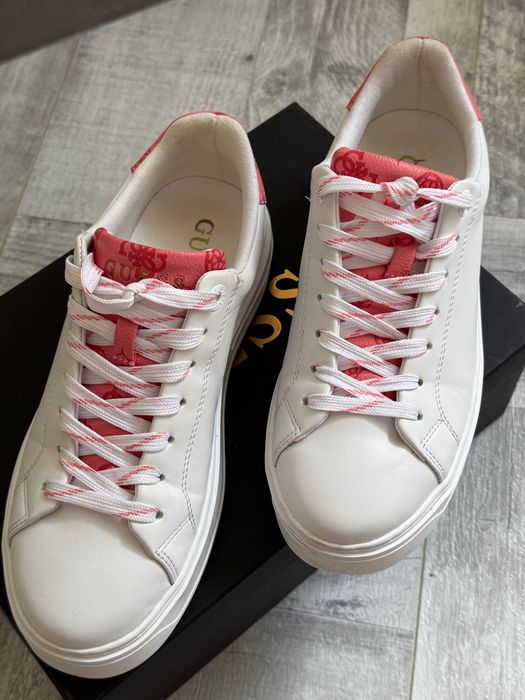Бели обувки Guess