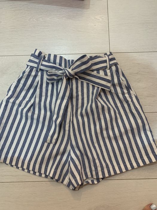 Pantaloni scurti cu dungi 50 de lei