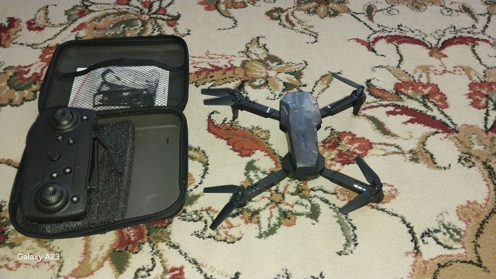 Дрон с пультом управления