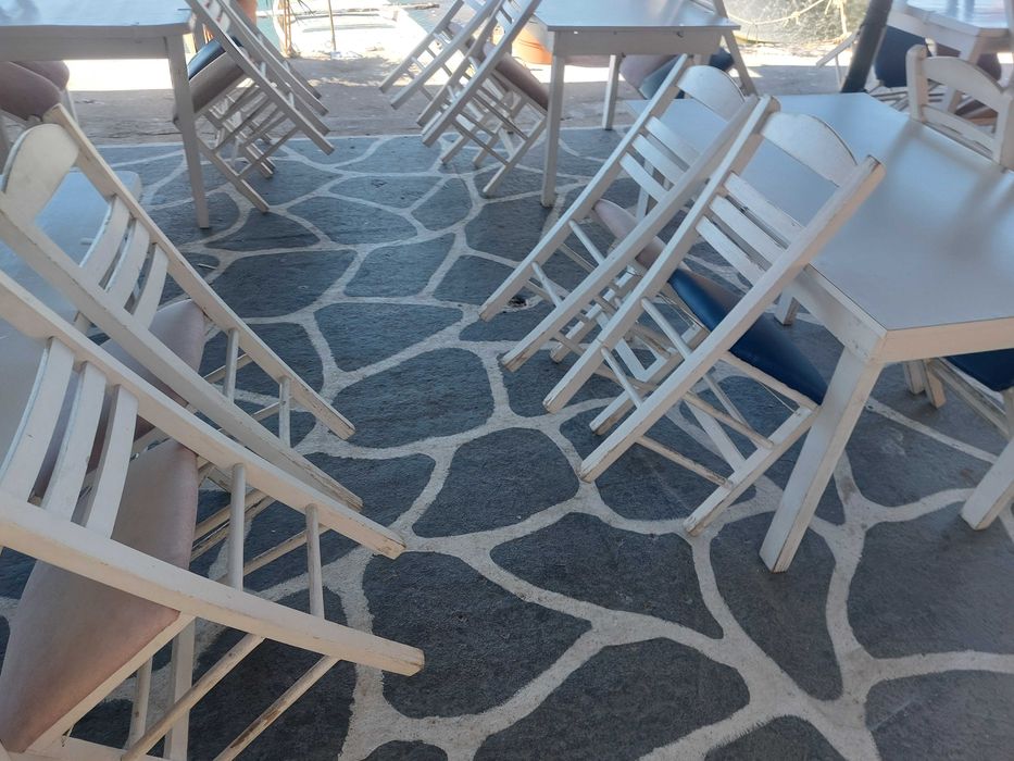 Продавам дървени столове за заведение