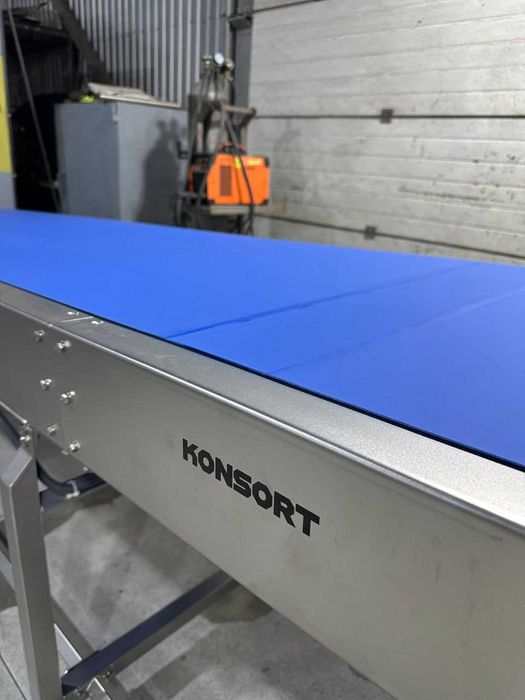 Conveyor înclinat pentru semifabricatelor din aluat–inox AISI 304, 6 m