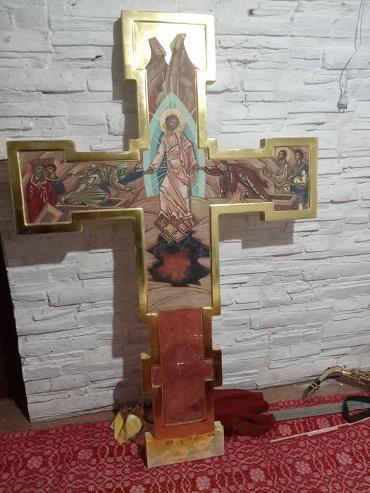 Cruce de altar (sau troiță) pictată în pigmenți naturali .