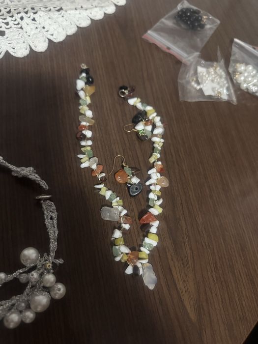 Bijuterii lucrate manual