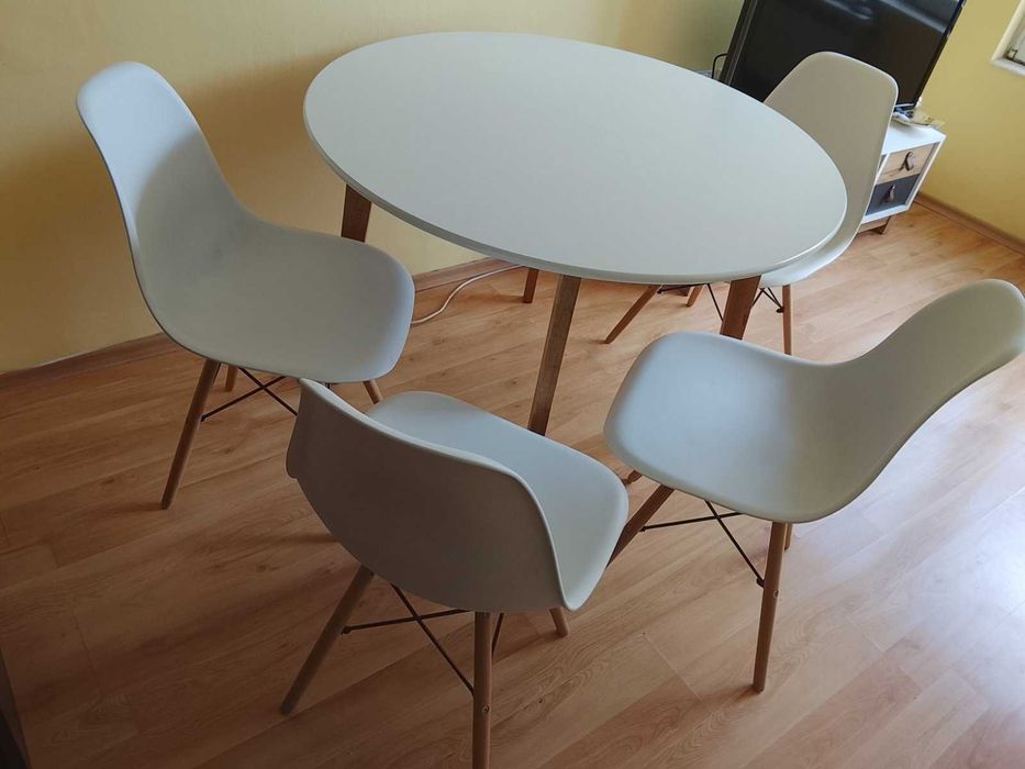 Кухненска маса с диаметър 105 см.