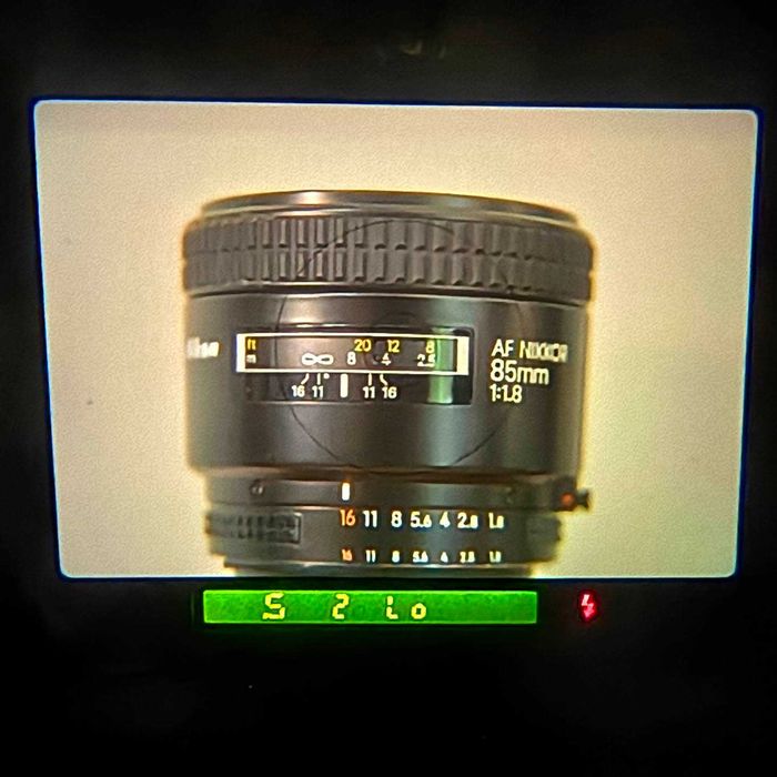 Aparat foto pe film Nikon F‑601 + Sigma 28–135mm Macro – stare foarte bună