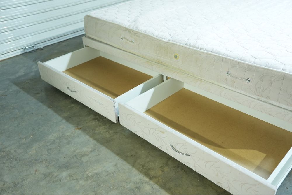 Легло 1.7х2м с чекмеджета