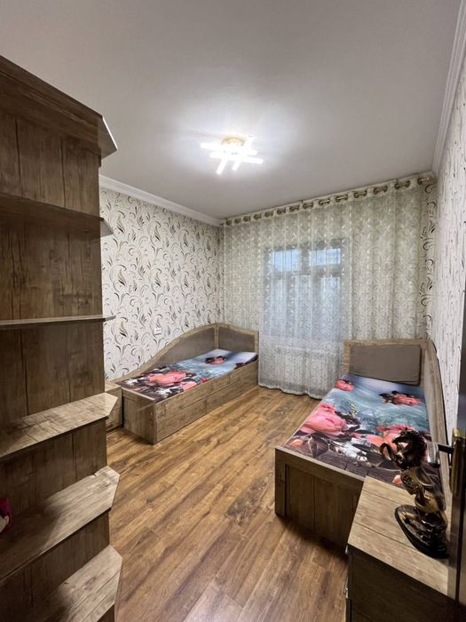 (Без маклер) 4 (5) хонали уй cотилади, 9 қаватли уйни 4 қавати.