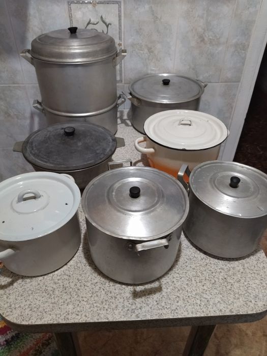 Продается мантоварка,казан и разные кастрюли.