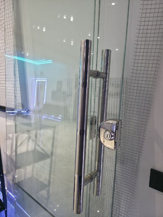 Продается стеклянная дверь