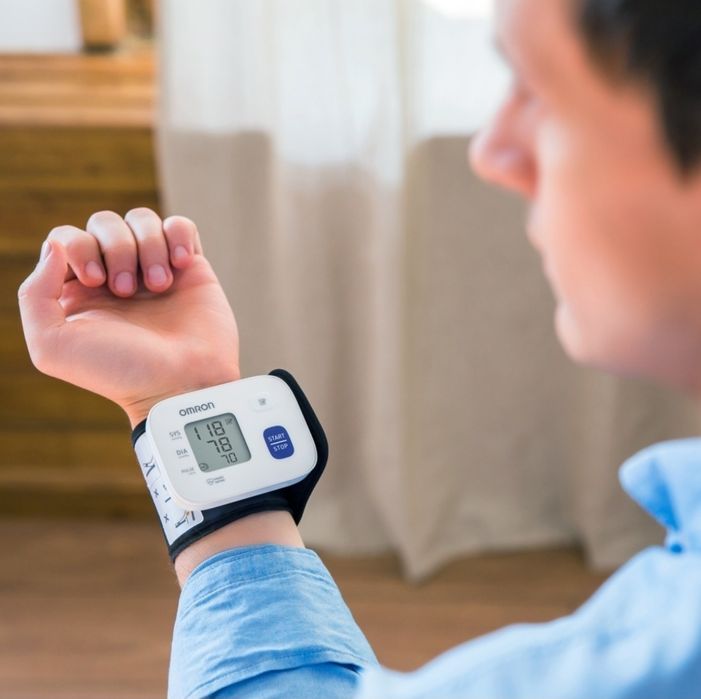 Электронный танометр Omron RS1 на запястье. Сделано во Вьетнаме