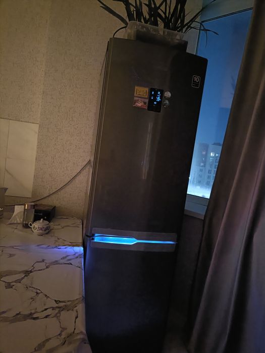 Холодильник Самсунг почти новый,диван угловой