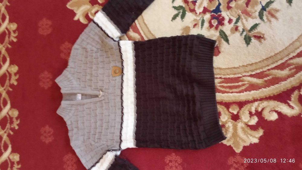 Детски жемперлар сотилади