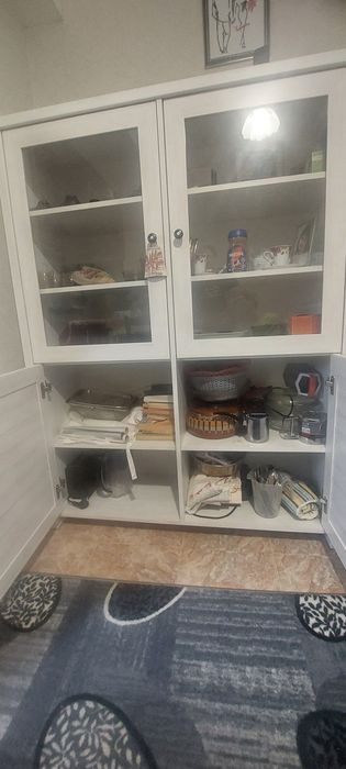 Маса с 4 стола и бюфет